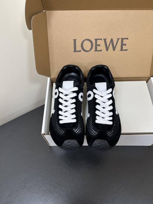 Ballet Runner 2.0不对称鞋头造型，Loewe罗意威平替 做旧复古平底阿甘鞋 * 超柔软、轻便且灵活的鞋底 * 新的波浪纹理橡胶外底，延伸至鞋头