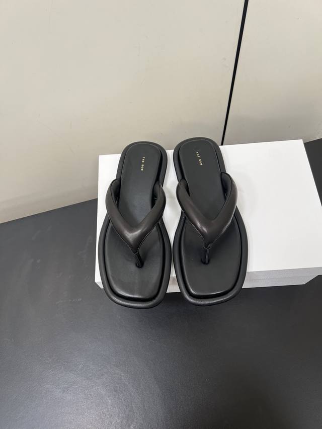 The Row 25Ss 平底拖鞋 夹脚人字拖 上脚马上会惊艳到你的一款拖鞋 Tr拖鞋闭眼入都不会后悔 一切那么恰到好处！ 鞋面：定制进口小羊皮 内里：进口羊皮