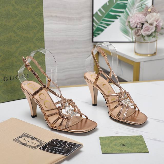 Gucci高端精品 拖鞋2025古驰早春系列Gg水晶缀饰钻扣编织带凉鞋顶级代购品质！原版1:1复刻，毎个细节皆经过精心打磨细腻制作.可与Zg对比如一，无二品质！