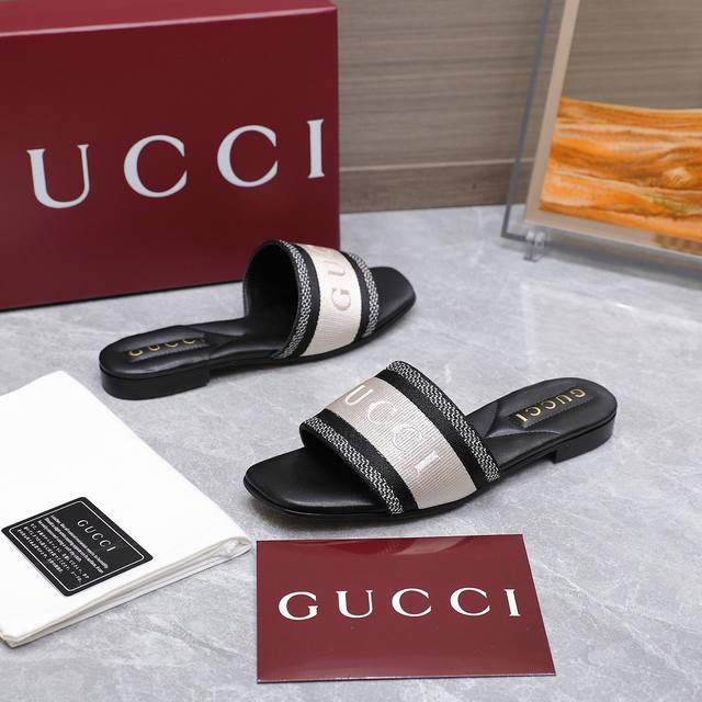 2025焕新春夏新款平底手写体Gucci标识刺绣G G凉鞋字母标识Logo拖鞋顶级品质 最高版！ Gucci 新推系列以全新方式探索品牌典藏符号元素，这款百搭实