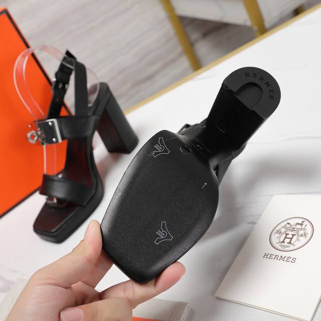 HermèS 爱马仕经典防水台H粗跟高跟凉鞋 极约复古的设计 浓厚的异域风情 时髦感十足、随便上脚都很有腔调 简简单单的款式随便搭配一下高级感就很棒 百搭的颜色
