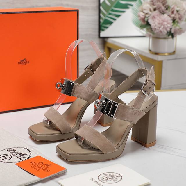 HermèS 爱马仕经典防水台H粗跟高跟凉鞋 极约复古的设计 浓厚的异域风情 时髦感十足、随便上脚都很有腔调 简简单单的款式随便搭配一下高级感就很棒 百搭的颜色