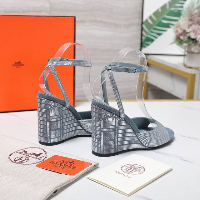 新款 HermèS 爱马仕最新款 烫钻坡跟厚底凉鞋 极约复古的设计 浓厚的异域风情 时髦感十足、随便上脚都很有腔调 简简单单的款式随便搭配一下高级感就很棒 百搭