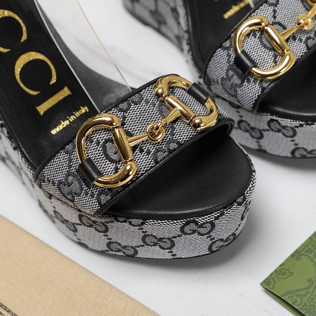 最高版本 Gucci 春季款新防水台高跟走鞋款秀 驰古恨天高趾露凉鞋 防水台的 尚时的品牌Logo持加，具有超辨高识度 各品大争牌恐先推后出超系跟高列 Gucc