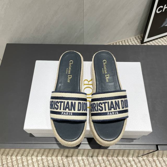 出厂: 独家顶级版本 Dior 迪奥 25Ss 夏季高版本新款凉鞋. 圆头厚底凉拖 简约超级百搭. 上脚完美奢华可任意搭配春夏服饰. 脚感更是舒适！材质原版完美