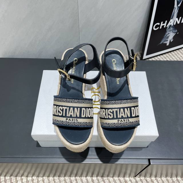 出厂: 独家顶级版本 Dior 迪奥 25Ss 夏季高版本新款凉鞋. 圆头厚底凉鞋 简约超级百搭. 上脚完美奢华可任意搭配春夏服饰. 脚感更是舒适！材质原版完美