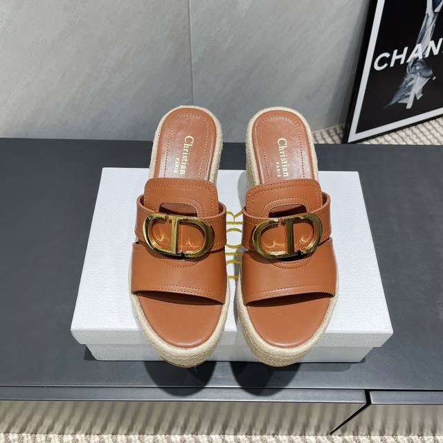 出厂: 独家顶级版本 Dior 迪奥 25Ss 夏季高版本新款凉鞋. 圆头厚底凉拖 简约超级百搭. 上脚完美奢华可任意搭配春夏服饰. 脚感更是舒适！材质原版完美