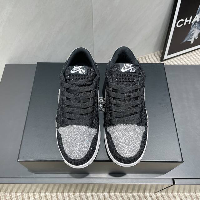 出厂:情侣 独家顶级版本 Air Jordan耐克联名25Vs春夏最新王炸爆款系列 情侣烫钻休闲鞋 唯独一款牛皮拼色的高帮鞋，耐克乔一情侣毛鞋让鞋迷大开眼界，各