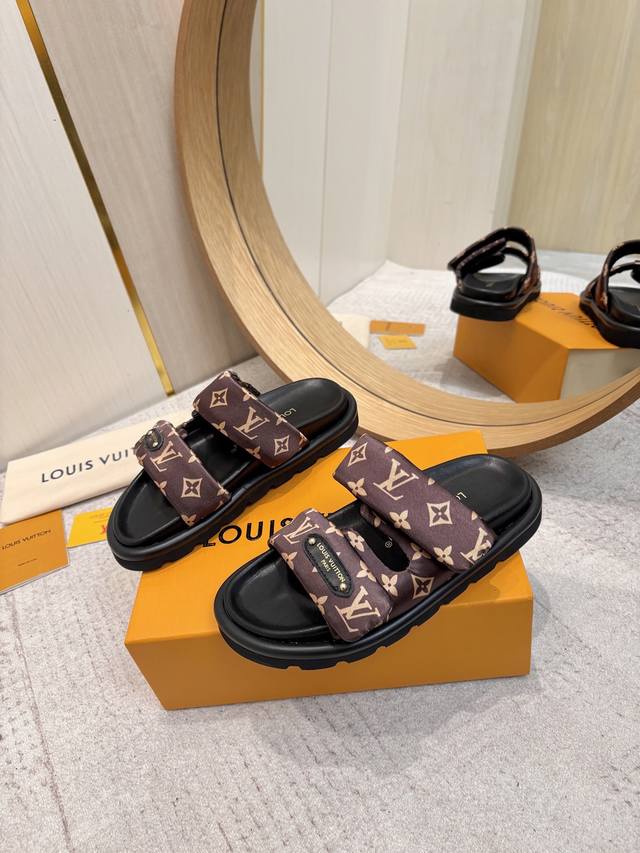 出厂价Pp： 高品质 Lv胖乎乎性感拖鞋 Louis Vuitton Lv 25Ss早春 情侣款 勃肯拖鞋 可可爱爱、脚感简直不要太好 侧面Logo扣点睛之笔