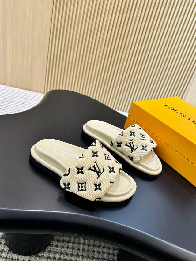 出厂： 2025爆款 浮雕Logo 压花 凉拖鞋 本款 Pool Pillow Comfort 平底凉拖取材科技织物，以高频压印技术重绎 Monogram 图案