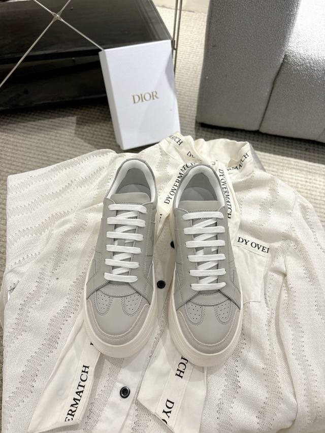 一眼就爱上的“厚底”小白鞋 D家 2025春夏季新款 这款Dior Star运动鞋延续经久不衰的轮廓，采用白色牛皮革精心制作，所以上脚会特别的舒服哦 鞋面金属星