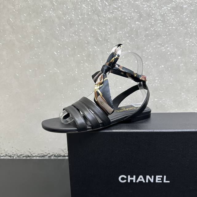 Chanel Coco香奈儿小香真丝蝴蝶结后绊带罗马凉鞋 原单品质高版本细腻羊皮鞋面凸显柔和光泽，蝴蝶结是Chanel的新元素，为整体造型增添一抹亮色。真皮大底