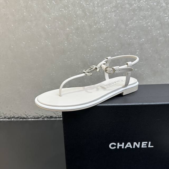 Chanel香奈儿小香夹脚夹趾凉鞋 高端品质 羊皮质地看起来好温柔，设计非常精致～优雅名媛气质～高级感十足～上脚非常显瘦显白～居家度假～光脚穿或搭配裙装、裤装、