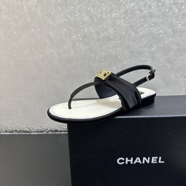 Chanel 小香5缎面水砖扣 夹脚夹趾凉鞋 大厂高端品质 丝绸质地看起来好温柔小小的镶钻Logo ～设计非常精致～优雅名媛气质～高级感十足～上脚非常显瘦显白～