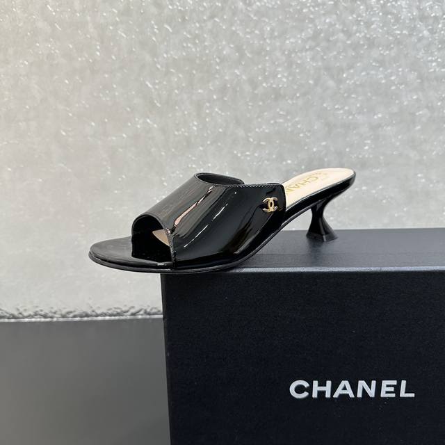 Chanel香奈儿经典款细跟异形跟小猫跟高跟一字拖鞋，面料漆皮，内里，垫脚羊皮，白色真皮大底，2色可选，跟高5Cm.35-39 40.41定