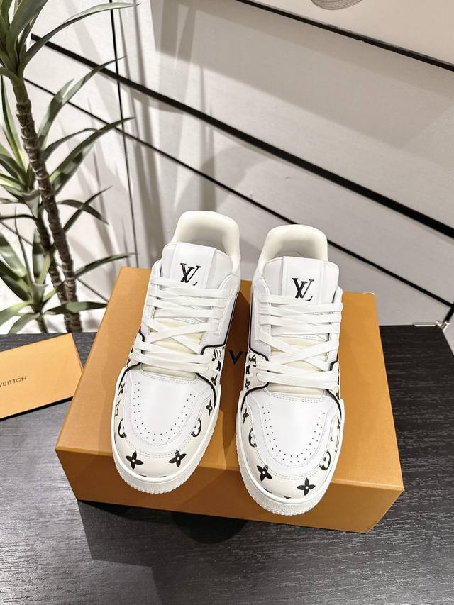 2025最新款Lv Trainer 系列最新运动鞋 强烈推荐 简直不要太好看！专柜开售十分钟立刻抢光光的款。 ｜原版开发｜品质一如既往 鞋面市面顶级头层小牛皮