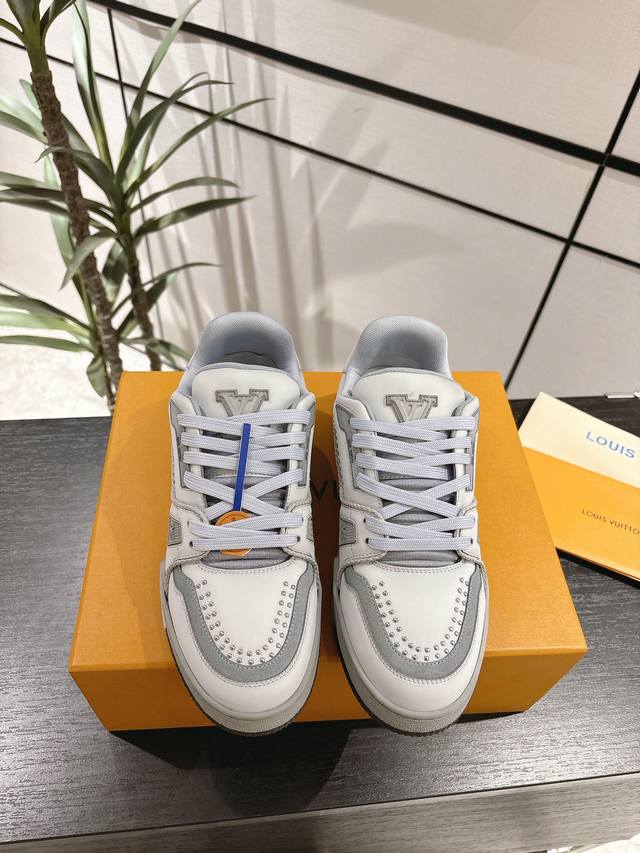 情侣款 2025最新款Lv Trainer 系列最新运动鞋 整双鞋子采购Zp开发打造，全部定制材料，独家开模大底，细节全部对版出货，连包装也做到跟正品一样。码数