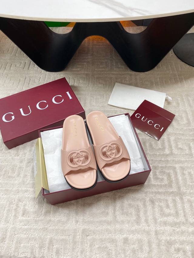出厂 Gucci古琦25夏季新款凉拖鞋 匠心打造，缀饰一眼可辨的双G 立体标为整个设计注入一抹精致优雅气息 原版定制牛皮 内里定制羊皮 橡胶大底 码数35-39