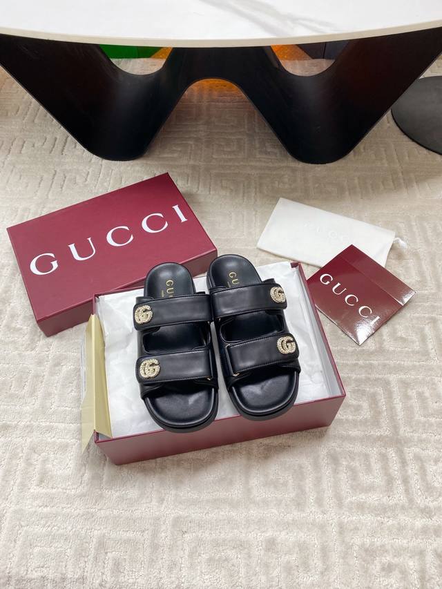 出厂 高版Gucci 古驰 春夏新款 Gg水钻扣魔术贴平底拖鞋 沙滩休闲女士拖鞋 现代设计美学探索独特匠心之路，巧妙融合品牌经典元素与备受喜爱的品牌标识。这款凉