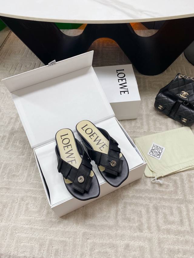 出厂平底 ，中跟 Loewe 罗意威 25Ss夏季新款 钮扣设计夹脚平底凉拖鞋小猫跟高跟人字拖鞋 一双设计感很强的拖鞋Loewe新出的拖鞋也太好看了吧引用裤装腰