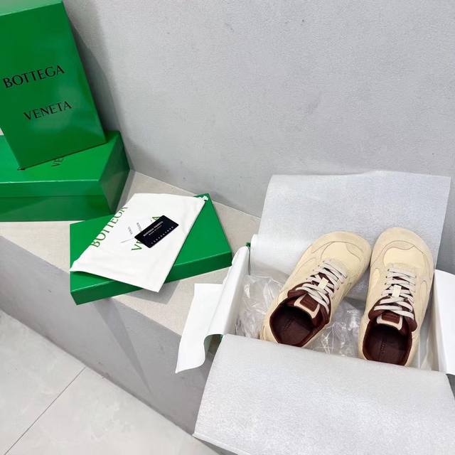 出厂 Bottega Veneta Bv葆蝶家 25Ss新款 情侣款复古阿甘鞋 德训鞋休闲运动鞋 Sneaker科技尼龙和绒面打造，灵感来自复古球鞋，全新演绎经