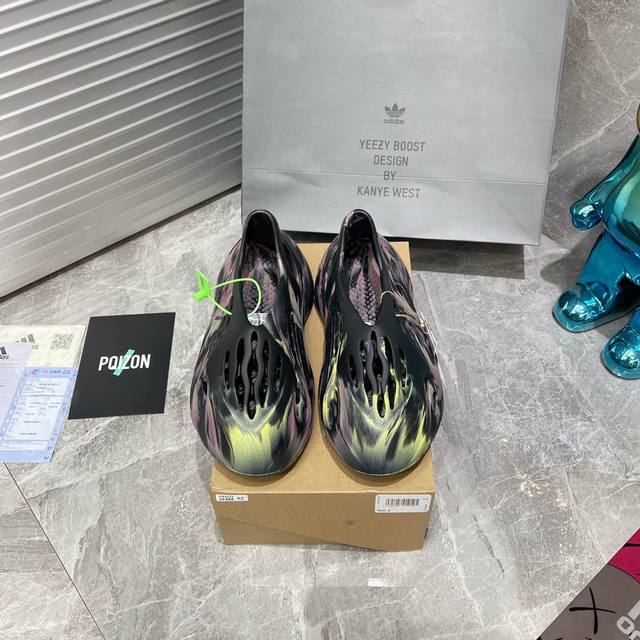 高版本出厂 顶级过验版本 Yeezy Foam Runner Mxt Moon Grey 灰黄 椰子洞洞鞋 陆续开始出货 一体注塑成型 模具前后修改8 9次 精