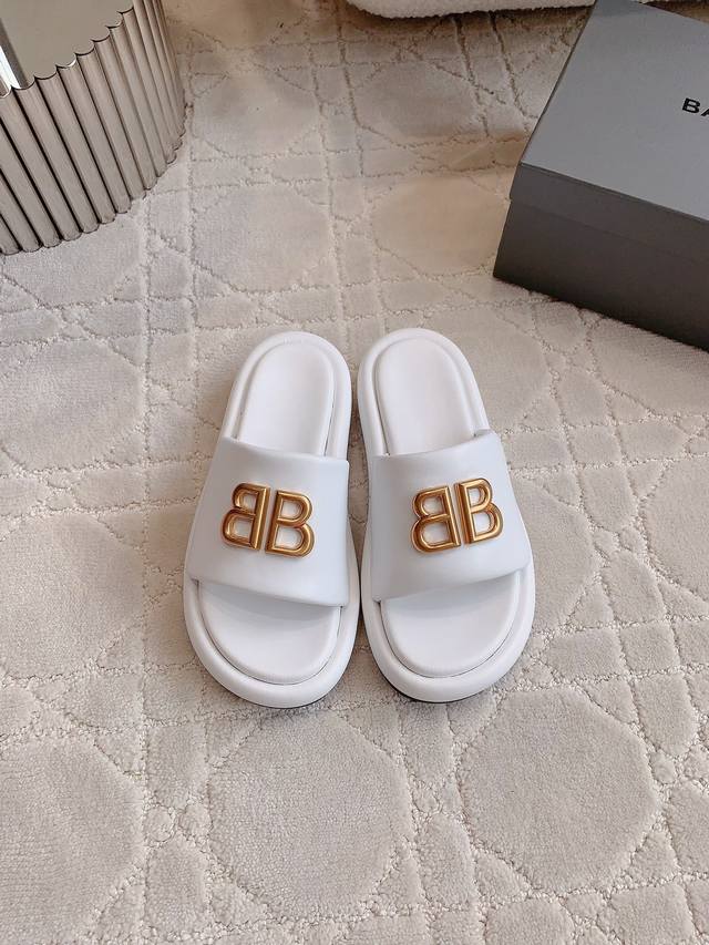 出厂价P Balenciag*新款厚底拖鞋 经典百搭单品 原版开模五金扣非常精致 鞋面牛皮 内里羊皮 原版开模防滑大底 尺码35-39 40 41定做