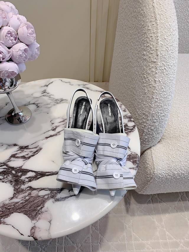 后空 单鞋 Balenciag*新款高跟鞋 衬衫袖子的结合超级有设计感 让人眼前一亮 高级又时髦的感觉 面料小牛皮 内里垫脚羊皮 跟高3Cm 10Cm 意大利真