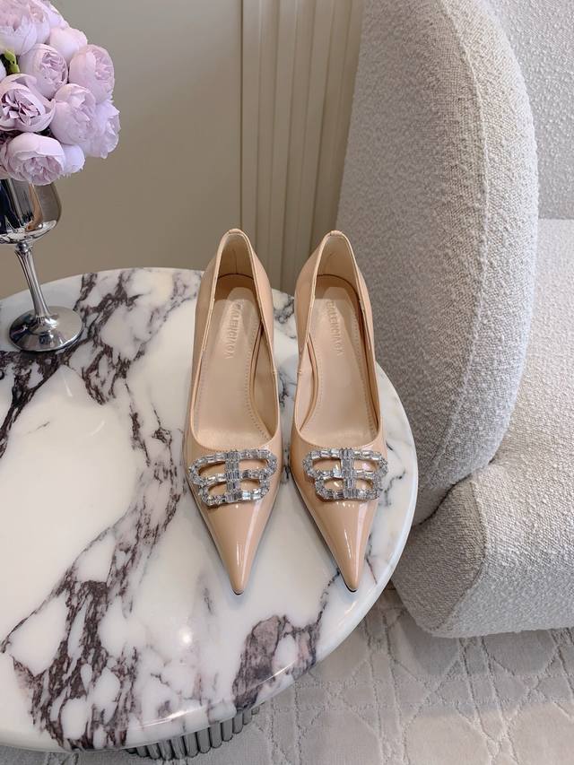 出厂价P Balenciag*经典款水钻高跟鞋 小尖头设计拉长腿部线条 经典双B扣装饰大气又耐看 鞋面牛皮 内里垫脚羊皮 意大利真皮大底 跟高7.5Cm 尺码3