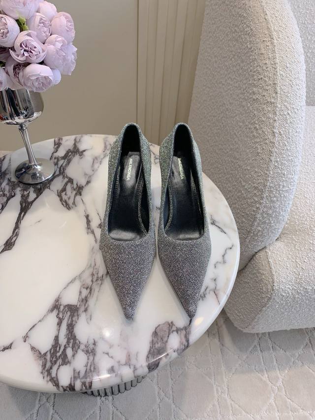 出厂价P Balenciag*经典款尖头高跟鞋 小尖头设计拉长腿部线条 大气又耐看 百搭单品 鞋面牛皮 布面 内里垫脚羊皮 意大利真皮大底 跟高7Cm 尺码35