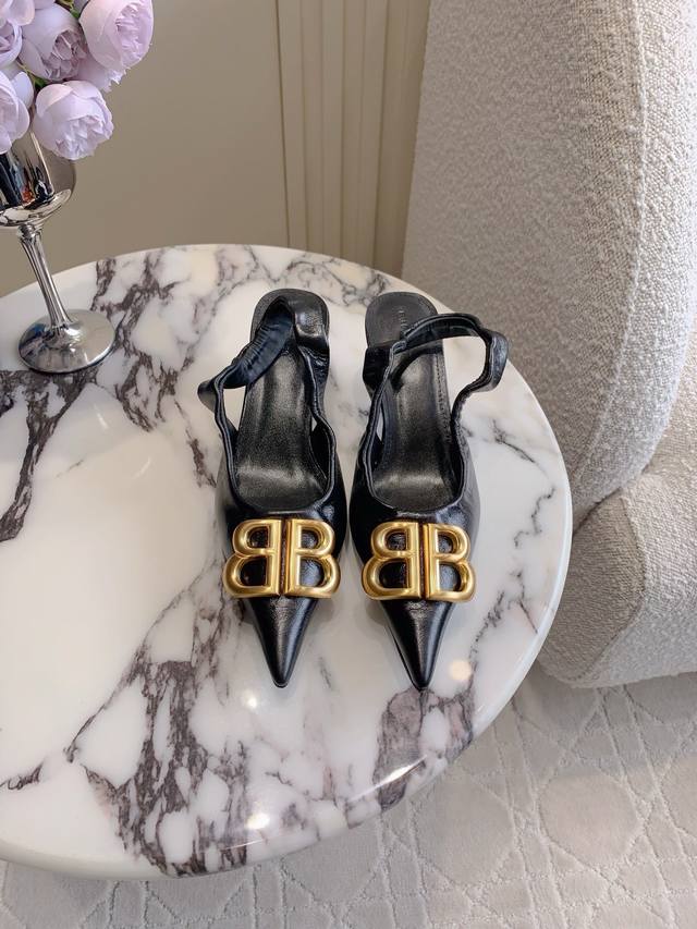 出厂价P Balenciag*新款小跟后空鞋 高级时髦感拉满 小尖头设计拉长腿部线条 经典双B扣装饰大气又耐看 鞋面小牛皮 内里垫脚羊皮 意大利真皮大底 跟高3