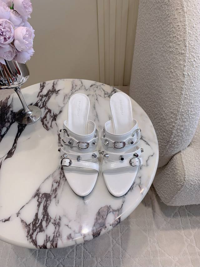 出厂价P Balenciag*经典铆钉机车拖鞋 甜酷Girl的最爱 上脚真的太辣了 辣妹必备 鞋面牛皮 原版开模五金 内里垫脚羊皮 意大利真皮大底 跟高 平底