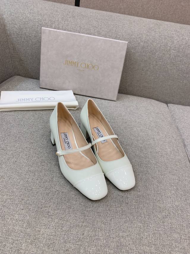 出厂价P Jimmy Cho*新款粗跟玛丽珍单鞋 经典珍珠字母Logo点缀优雅又精致 上脚舒适又减龄 百搭单品 鞋面超软羊皮 格利特闪面 内里垫脚羊皮 意大利真