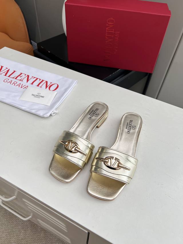 顶级版本 新款Valentino华伦天奴2厘米跟高拖鞋 面料：混种羊皮 里料：混种羊皮 垫脚：混种羊皮 鞋底：意大利A级真皮 饰扣：三件套款式电镀浅金色品牌饰扣