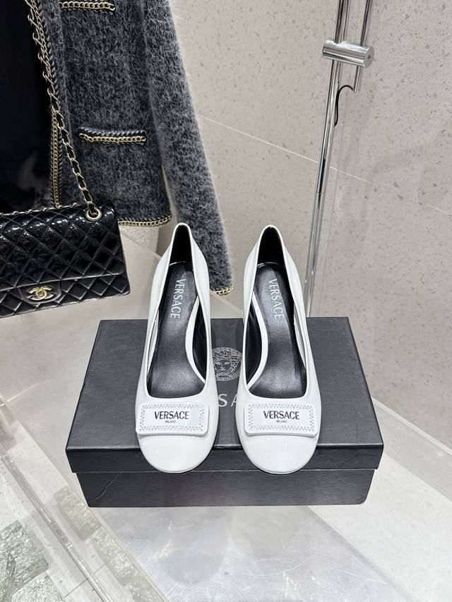 高品质出厂 小众潮牌 Versace 范思哲 2025春夏新款钻扣圆头玛丽珍粗跟单鞋 米兰秀场同简约干练的版型，童话般的亚特兰蒂斯或神奇的海洋主题，明亮的彩色配