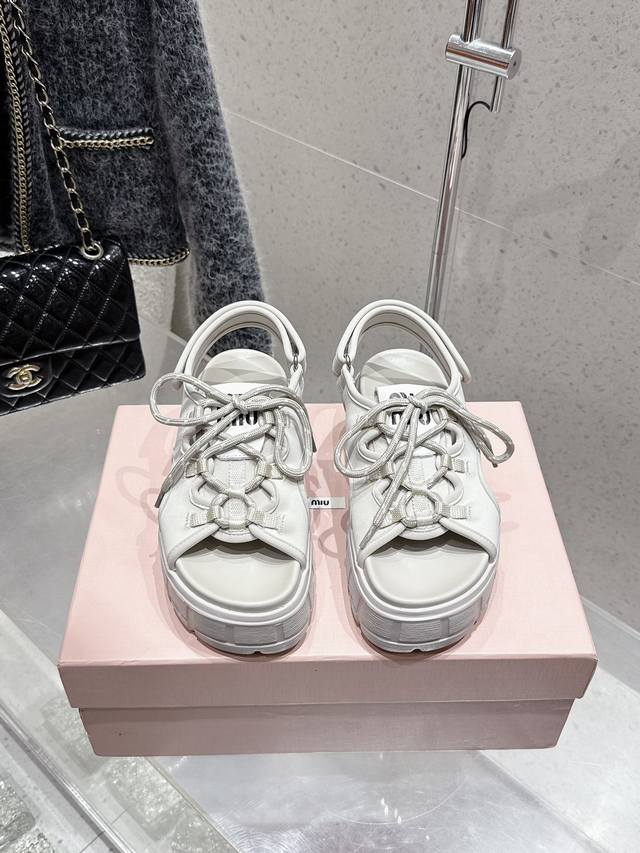 高品质出厂 Miumiu｜谬谬2025春夏新款厚底凉鞋 运动世界、休闲风格与迷人设计邂逅于新款软羊皮凉鞋。富有个性的热印徽标醒目点缀一条交叉饰带。另外徽标装饰5