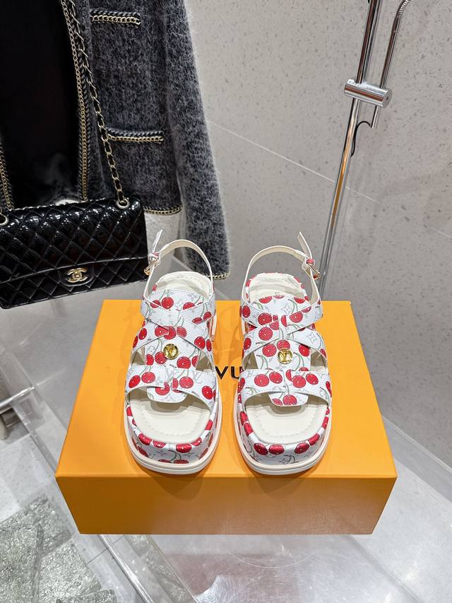 出厂 25Ss春夏新款Louis Vuiteeon Lv Maya Flatform 凉鞋防水台厚底凉鞋 本款 Maya Flatform凉鞋选用光滑牛皮革、丹