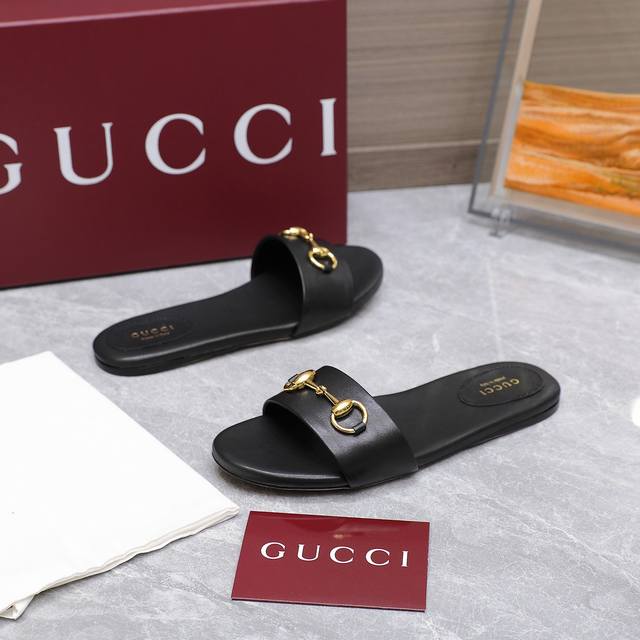 最高版本 Gucci2025最新平底拖鞋系列 原版一比一 踮脚工艺同原版一样 休闲风格宽底掌 最新3D印花搭配经典链条扣作为品牌的标志性象征制作而成打造令人惊艳