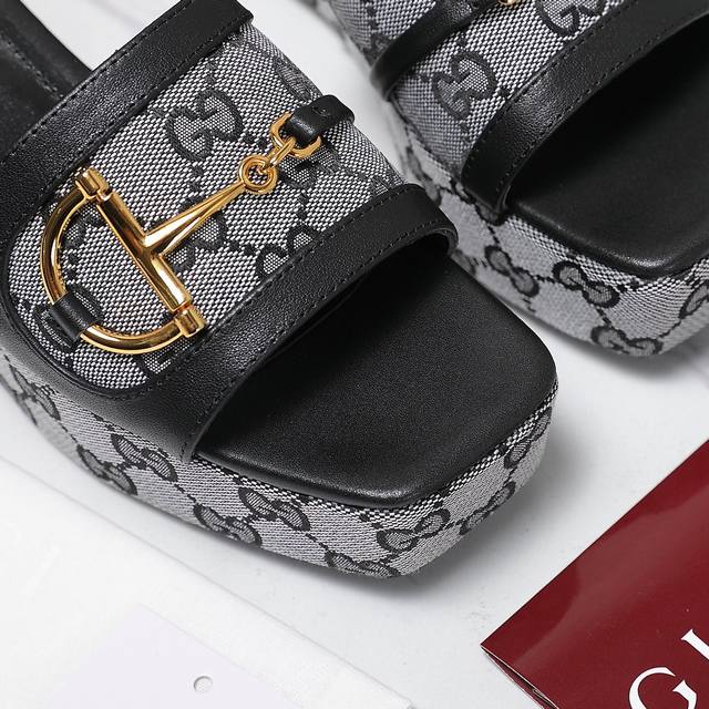 最高版本 Gucci2025早春系列D字链条扣 厚底水台坡跟休闲拖鞋 凉鞋 配D型链条扣作为品牌的标志性象征制作而成打造令人惊艳的作品焕新演绎！ 面料：原版定制