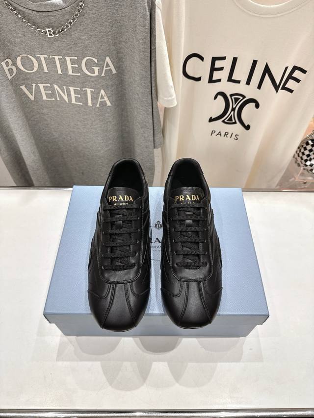 高版本出厂 男码+10 情侣款 Prada*普拉达P家25Ssfw～New新款绑带情侣款休闲鞋，低调奢华懒人鞋，富人的不二选择！ 软胶底素有踩云感之称～舒适度百