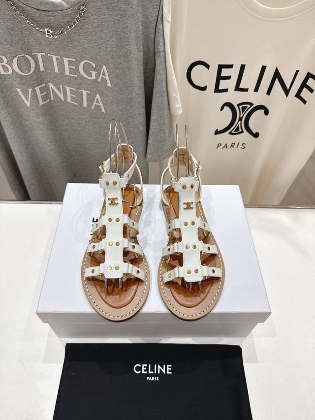 高版本出厂 夏季最新赛琳时尚复古风罗马平底凉鞋 New Celine 思琳 凉鞋 各大网红同款的凯旋门凉鞋经典又百搭 种草推荐夏天搭配袜子 简直绝绝子了复古的点