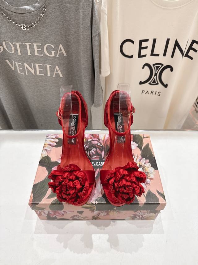 高版本出厂 & 2025Ss夏季新品烫钻高跟凉鞋 Dolce & Gabbana...Dg杜嘉班纳时装走秀款凉鞋！ 高级感拉满辣妹风#修长鞋型加上10公分细高跟