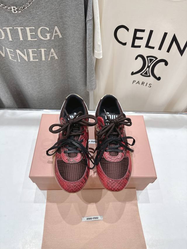高版本出厂 缪缪Miumiu2025Ss早春新款蛇纹系带做旧休闲鞋～ 今年主推款 复古做旧时尚 简约高级 随意搭配 上脚非常舒适，年度必入款！ 鞋面：进口蛇纹皮