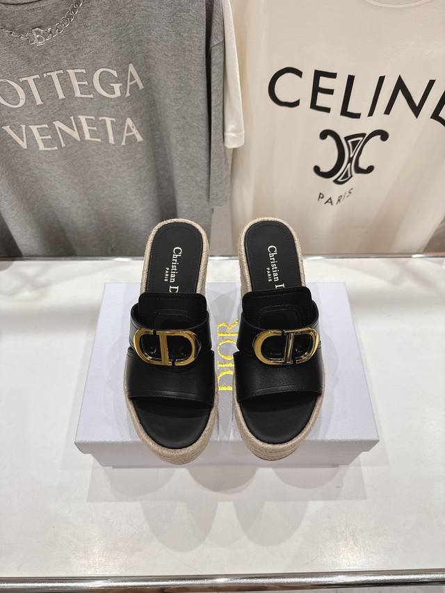 高版本出厂 Dior*迪奥D家2025Ss春夏新款仙女风坡跟厚底拖鞋 1:1原版复刻 市面上最高版本 各路时尚博主刷爆小红书！超时髦又充满高级感的单品！轻松打造