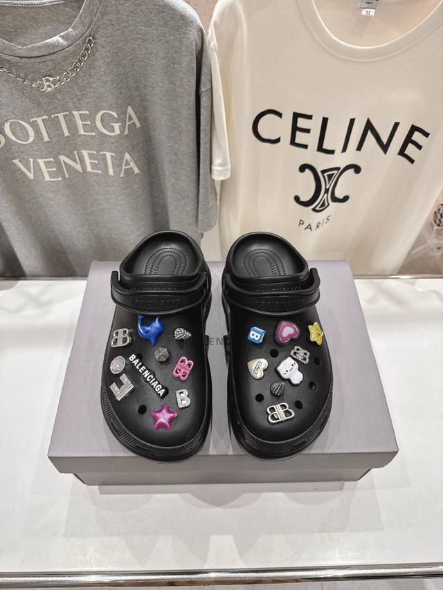 高版本出厂 男码+10 Balenciaga X Crocs～巴黎世家 ＆ 卡骆驰联名款 2025Ss新款厚底松糕洞洞鞋拖鞋沙滩鞋 顶级版本 Zp购入开发做货