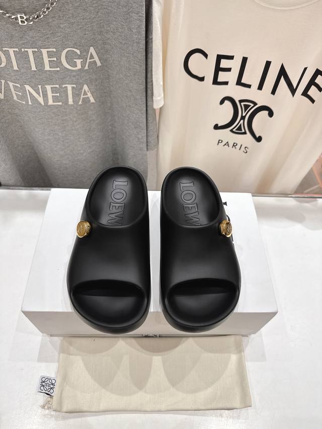 高版本出厂 罗意威 Loewe 25Ss春夏新款Ease厚底沙滩拖鞋 原版购入开发做货 乳胶材质 舒适度极高，非常具有辨识度，美貌与实用并存舒适而不单调的拖鞋