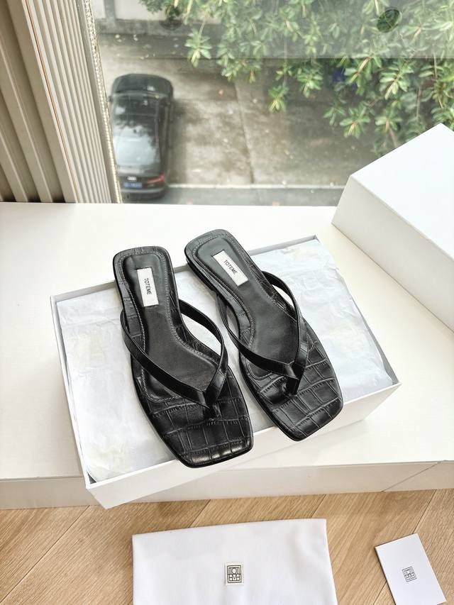 Totemeg213S 代购级别夹脚人字拖鞋一脚蹬懒人鞋瑞典小众 Toteme,22 年新款北欧极简风格，复古小方头，里外全皮，柔软，看似简单的鞋子，实际耗料又