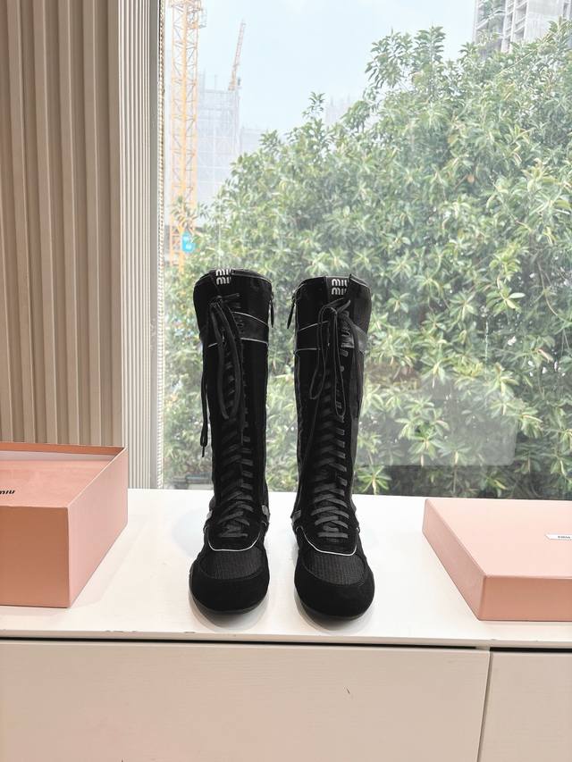 所见即所得G261代购级别独家首发Miumiu缪缪时装周Miu Miu 2025春夏系列秀场 这双运动德训休闲靴骑士靴引起关注，Miu Miu 与 New Ba