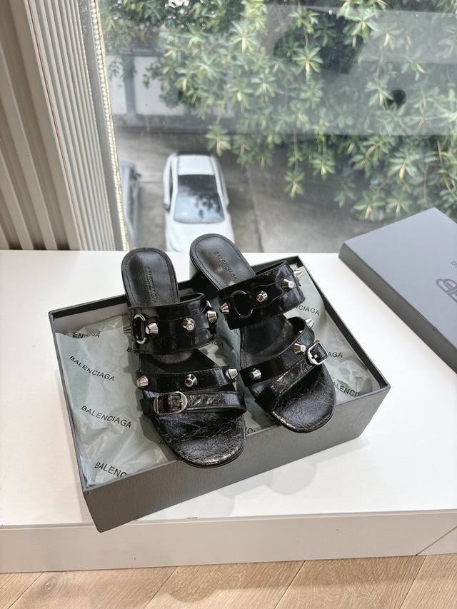 G289所见即所得Balenciag*25S春夏新款芭蕾舞鞋巴黎世家非常经典的铆钉设计，平底小猫跟非常性感，搭配铆钉的狂野自我！不羁风格满满，内里鞋面的特殊天然