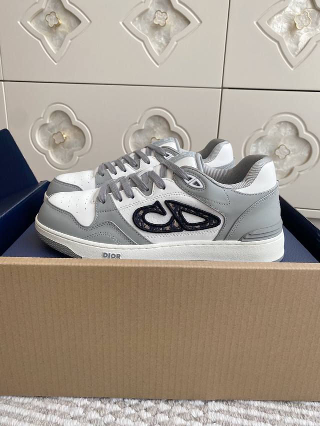 原版飞机盒 代购级Dior Cd迪奥B57 Dribble 情侣 低帮运动鞋 这款 B57 Dribble 低帮运动鞋是 Dior 全新推出的一款经典单品。采用